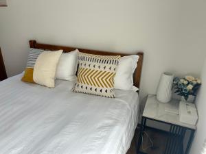 Cama o camas de una habitación en 近藤沢駅の新装リノベーション一軒家 3LDK、無料駐車場完備、最大7名様までご利用可能