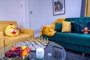 ein Wohnzimmer mit einem Sofa und einem Tisch mit Obst in der Unterkunft Oxford Street - One Bed Lux in London
