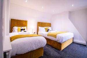 2 Betten in einem Hotelzimmer mit 2 in der Unterkunft Oxford Street - One Bed Lux in London