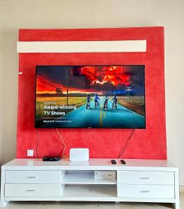 um ecrã de televisão numa parede que exibe um filme em Fabulous Apartment in Marina Agadir em Agadir