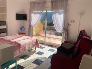 sypialnia z łóżkiem i widokiem na balkon w obiekcie Studio cosy avec terrasse, parking et wifi - Idéal cures et centre-ville, Amélie-les-Bains - FR-1-703-3 w mieście Amélie-les-Bains-Palalda