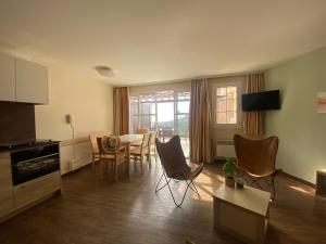Televízia a/alebo spoločenská miestnosť v ubytovaní Duplex 3 Pièces 6 Pers avec Terrasse, Piscine, et Parking - FR-1-504-658