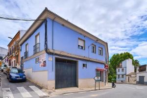 ルテにあるApartamento La Molinaの通路側の青い建物