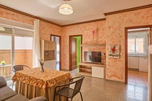 een woonkamer met een tafel en een televisie bij Apartamento La Molina in Rute