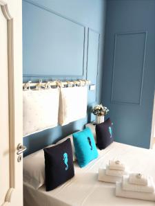 - une chambre avec un lit aux murs bleus dans l'établissement Villa Antonietta Ischia, à Ischia