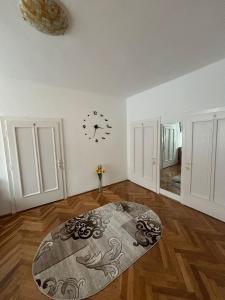 um quarto vazio com um relógio na parede em Casa RoxAmy em Orşova