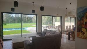 een woonkamer met een bank en een tafel bij La lavandière in Fox-Amphoux +13 foto's