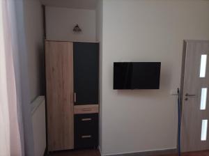 Habitación con armario y TV en la pared. en u Janků, en Zlín