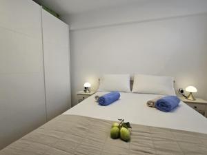 a bedroom with a large white bed with blue pillows at Apartamento Mar y Paz 15 in Calpe