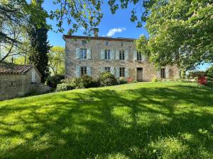 an old stone house with a large yard at Les Hauts de Sauliès - Chambre et Table d'Hôtes de charme in Vers