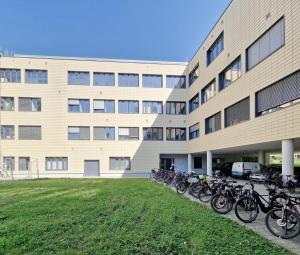 a row of bikes parked in front of a building at WO Apartments am Klinikum Wolfsburg in Wolfsburg