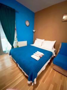 Un dormitorio azul con una cama con toallas. en Apartmani Jaz 24, en Budva