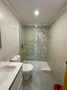La salle de bains est pourvue de toilettes, d'un lavabo et d'une douche. dans l'établissement Apartamento Alcocebre Rentalholidays ref 067, à Alcossebre