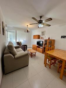 - un salon avec un canapé et une table dans l'établissement Apartamento Alcocebre Rentalholidays ref 067, à Alcossebre