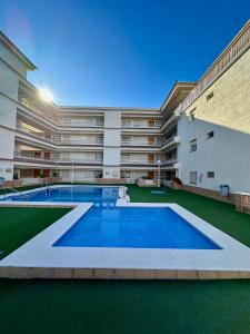 un gran edificio de apartamentos con una gran piscina en Apartamento Alcocebre Rentalholidays ref 067, en Alcossebre