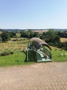 un cenador en medio de un campo en Villa & Spasuitebo Roma, en Mazzano Romano