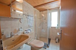 Koupelna v ubytování Haus Bodmen A, Studio Riffelsee + 12 fotografií