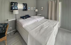 Krevet ili kreveti u jedinici u okviru objekta Awesome Home In Grundsund With Kitchen