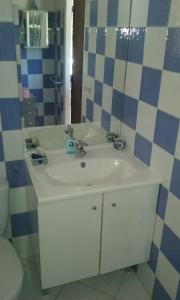 W łazience znajduje się biała umywalka i lustro. w obiekcie T2 au calme avec piscine w mieście Néoules