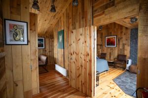 ロイガルヴァトンにあるGljásteinn by Golden Circleの木製の壁とウッドフロアの客室です。