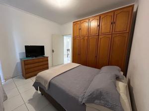 1 dormitorio con 1 cama y TV de pantalla plana en Apto em ótima localização! en Lages