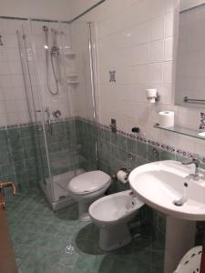 a bathroom with a toilet and a shower and a sink at Villa Dacla in Lampedusa
