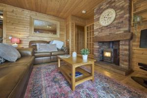 Area tempat duduk di Heron Lodge with Hot-tub