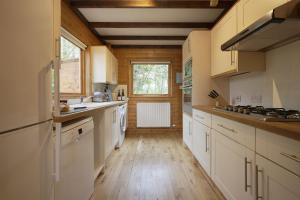 Dapur atau dapur kecil di Heron Lodge with Hot-tub