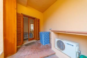 una camera con ventilatore e una camera con finestra di Punzy by DomusAway a Porto Istana