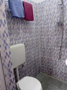 y baño con aseo, lavabo y toallas. en Kondjikpé, en Cotonou