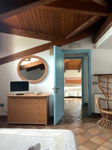 - une chambre avec un lit, un bureau et un miroir dans l'établissement All'Ombra del Palmeto, à Tarente