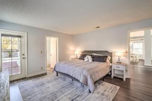 een slaapkamer met een groot bed met 2 lampen erop bij Cozy Henderson Home - Near Vegas Strip & Nature in Las Vegas