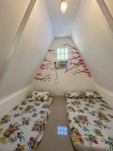 Ένα ή περισσότερα κρεβάτια σε δωμάτιο στο A-House Cabin +19 φωτογραφίες