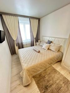 Ένα ή περισσότερα κρεβάτια σε δωμάτιο στο Двухкомнатные апартаменты на улице Катаева, дом 20