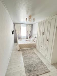 Ένα ή περισσότερα κρεβάτια σε δωμάτιο στο Двухкомнатные апартаменты на улице Катаева, дом 20