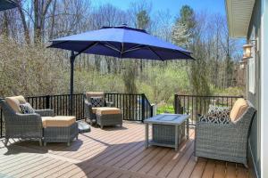 patio con sedie e ombrellone su una terrazza di Fireside Retreat a South Haven