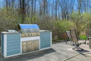 una griglia blu e argento con due sedie su un patio di Fireside Retreat a South Haven