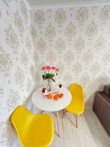 Χώρος καθιστικού στο Двухкомнатные апартаменты на улице Катаева, дом 20