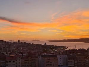 vistas a una ciudad con puesta de sol en Fabuloso Apartamento con vistas a la ria de Vigo, en Vigo