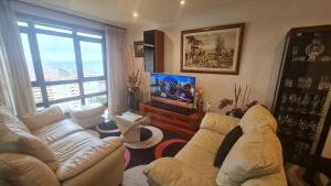 Sala de estar con 2 sofás y TV en Fabuloso Apartamento con vistas a la ria de Vigo, en Vigo
