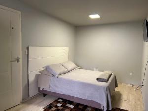 ein Schlafzimmer mit einem Bett in einem Zimmer in der Unterkunft Norte Hospedagem in Lages