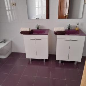 uma casa de banho com 2 lavatórios e um WC em Plaza de Chinchón. Apartamento. em Chinchón