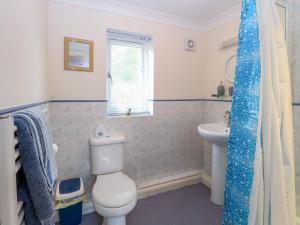 een badkamer met toilet en wastafel bij Paws-A-While in Norwich +8 foto's
