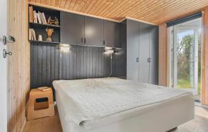 um quarto com uma cama grande e um tecto de madeira em 4 Bedroom Pet Friendly Home In Strandby em Strandby