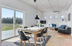 uma sala de jantar e sala de estar com mesa e cadeiras em Beautiful Home In Haderslev With Kitchen em Haderslev