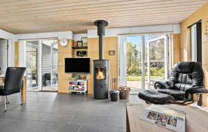 sala de estar con chimenea y TV en Amazing Home In Lgstr With Kitchen, en Trend