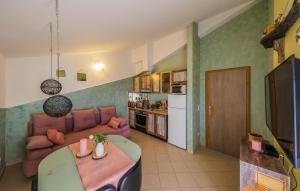 ein Wohnzimmer mit einem Sofa und einem Tisch in der Unterkunft Cozy Apartment In Kastel Stari With Kitchen in Kaštela