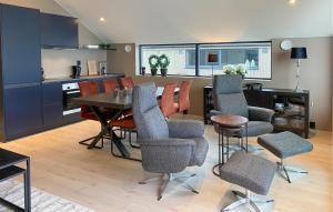 cocina y comedor con mesa y sillas en 2 Bedroom Stunning Apartment In Ulsteinvik, en Ulsteinvik