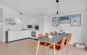 - une cuisine et une salle à manger avec une table et des chaises dans l'établissement Nice Apartment In Slagelse With Kitchen, à Slagelse