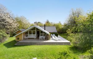 ティスヴィレライにあるNice Home In Tisvildeleje With Wifiの芝生の小屋